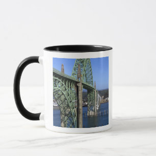 Tasse Pont de la baie de Yaquina enjambant la baie de Ya