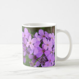 Tasse pourpre de fleurs