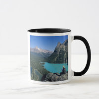 Randonneur surplombant le lac de couleur turquoise