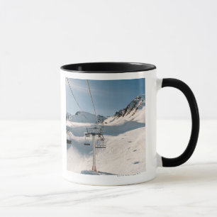Tasse remonte-pente dans le paysage neigeux ensoleillé