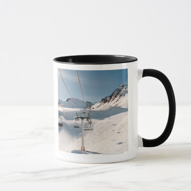 Tasse remonte-pente dans le paysage neigeux ensoleillé (Droite)