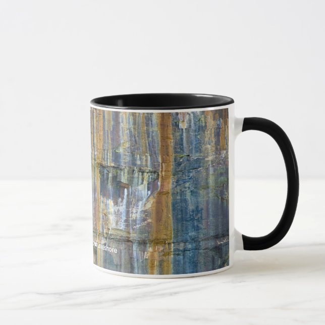 Tasse Rive d'un lac décrite de ressortissant de roches (Droite)