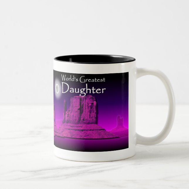 Tasse rose des mains affectueuses de la fille (Droit)