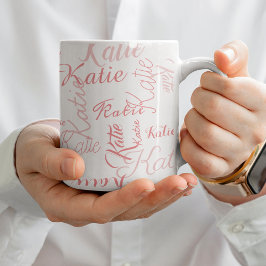 Tasse rose moderne sur des noms manuscrits blancs