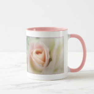 Tasse Rose rose douce dans la bouge de boisson en pleine
