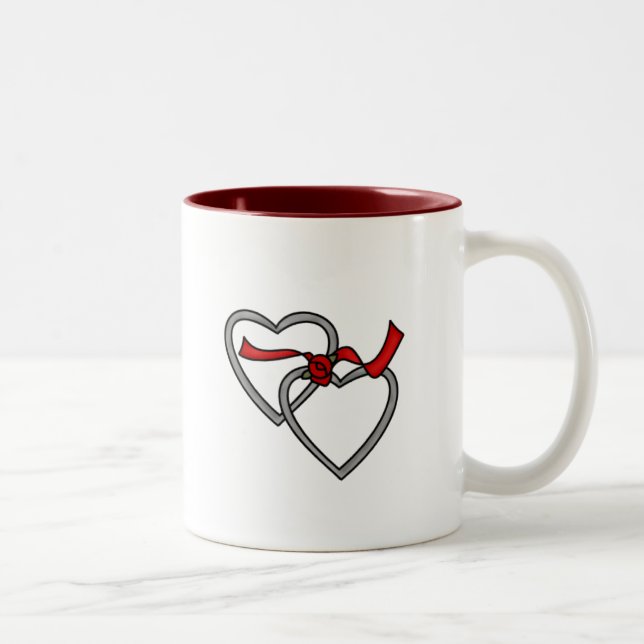 Tasse rouge de ruban de coeurs argentés (Droit)