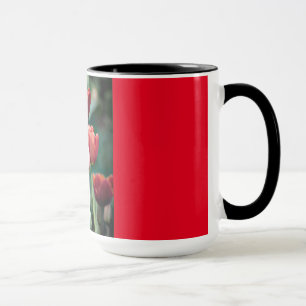 Tasse rouge de sonnerie avec les tulipes rouges