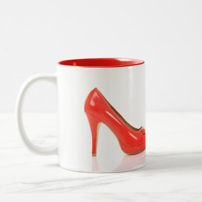 Tasse rouge de talons hauts avec la couleur (Gauche)