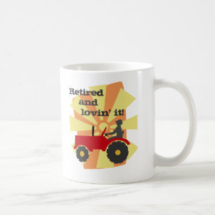 Tasse rouge ou verte de retraite de tracteur