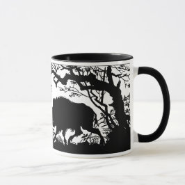 Tasse Sanglier s'enracinant dans une forêt - silhouette