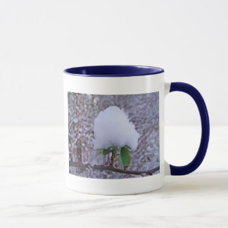 Tasse Schneehäufchen auf hübscher Pflanze