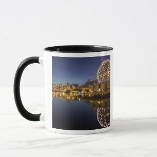 Tasse Science World et CBD se reflètent dans False Creek