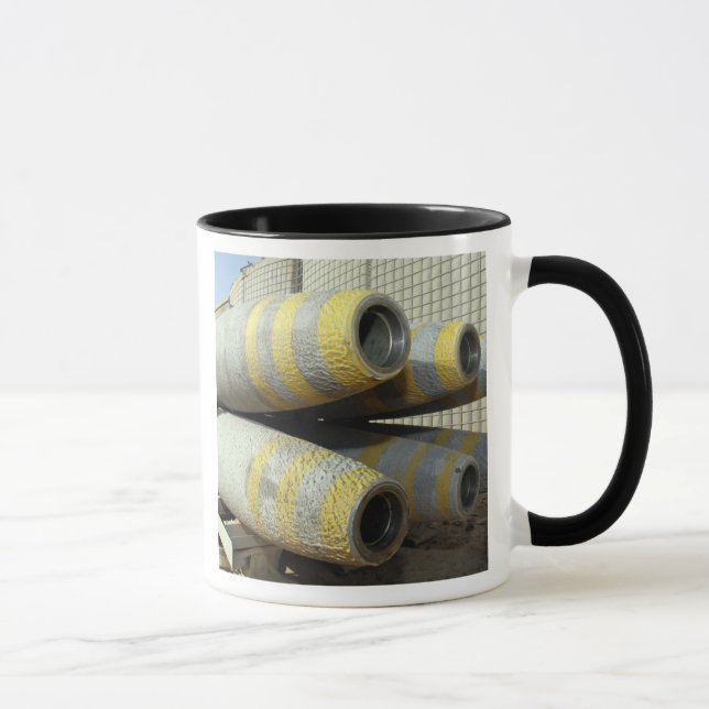 Tasse Six bombes GBU-12 sont dans un rack (Droite)