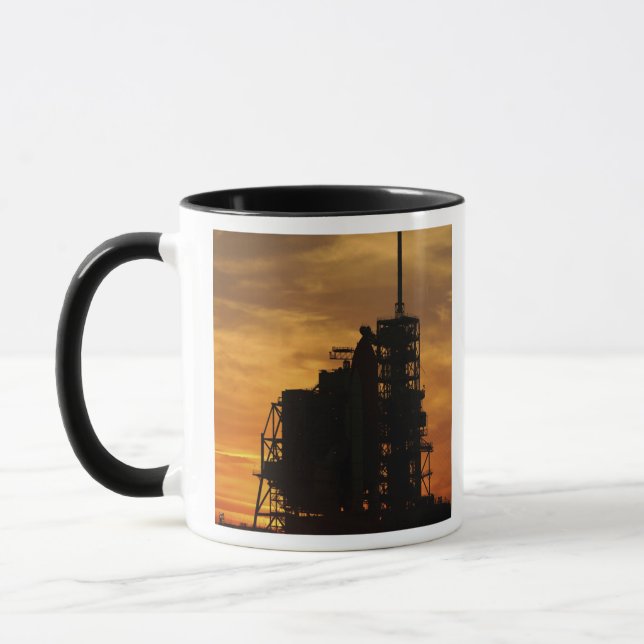 Tasse Space Shuttle Atlantis sur le pad de lancement (Gauche)
