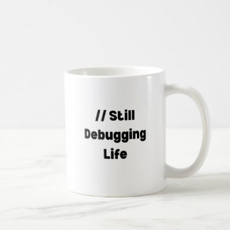 Tasse Still Debugging Life – Cadeau drôle pour cod