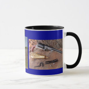 Tasse stilllife et revolvers de marcheur dans l'action