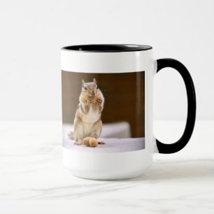 Tasse Tamia mignonne mangeant une arachide