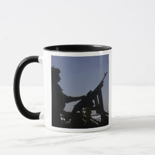 Tasse Technicien équipant une mitrailleuse M240 en Irak