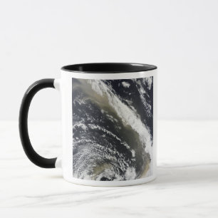 Tasse Tempête de poussière soufflant au-dessus de la m