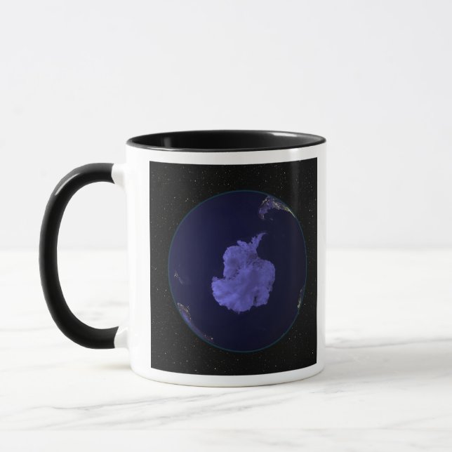 Tasse Terre entière la nuit montrant les lumières de la  (Gauche)