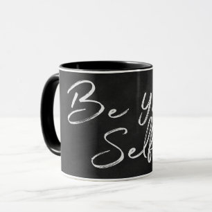 Tasse texte "être votre selfie" sur tableau noir