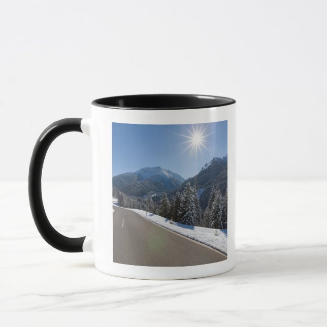 Tasse Thrugh vide idyllique de route un paysage d'hiver, (Gauche)
