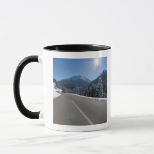 Tasse Thrugh vide idyllique de route un paysage d'hiver,
