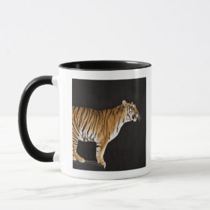 Tasse Tigre se tenant sur la plate-forme