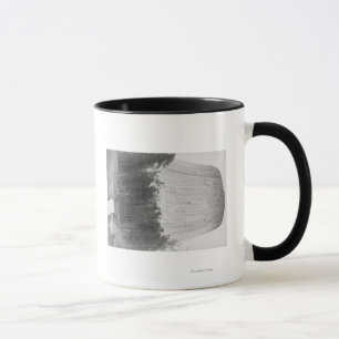 Tasse Tour du Diable avec 4 personnes au premier plan