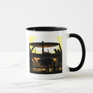 Tasse Travail de marins sur un avion d'E-2C Hawkeye