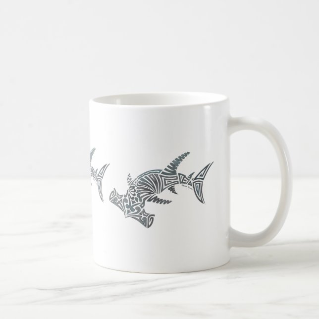 Tasse tribale d'enveloppe de requin de (Droite)