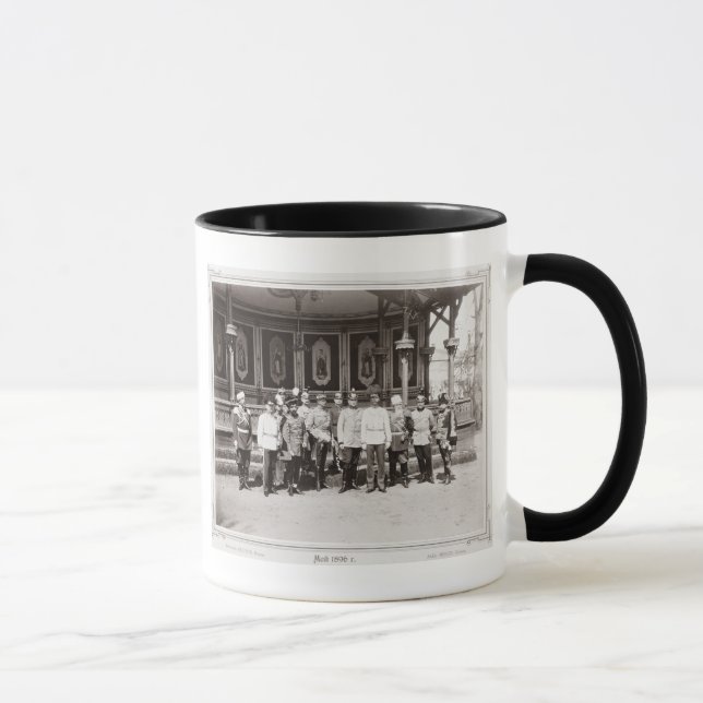 Tasse Tsar Nicholas II (1868-1918) se tenant à garde (Droite)