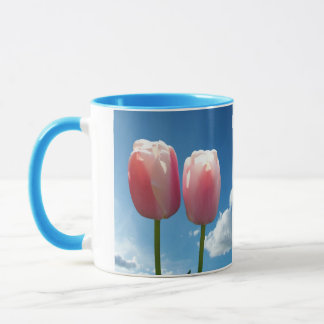 Tasse Tulipes fleurs dans le ciel bleu