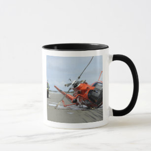 Tasse Un accident d'hélicoptère de dauphin de la garde
