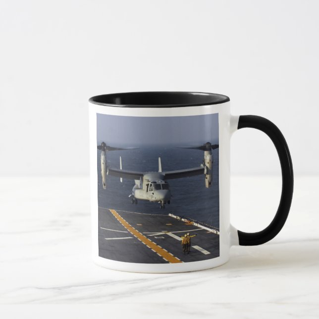 Tasse Un aéronef V-22 Osprey se prépare à atterrir (Droite)