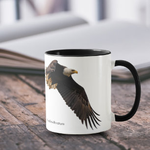 Tasse Un aigle à tête blanche monte vers le ciel