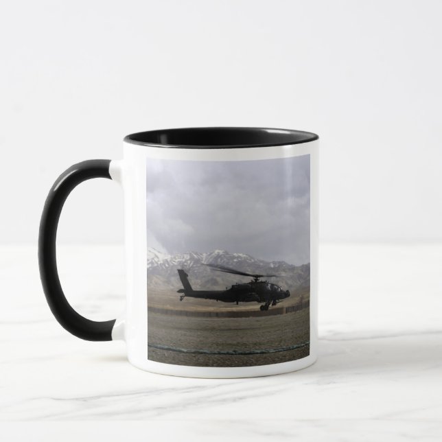 Tasse Un Apache AH-64A décolle (Gauche)
