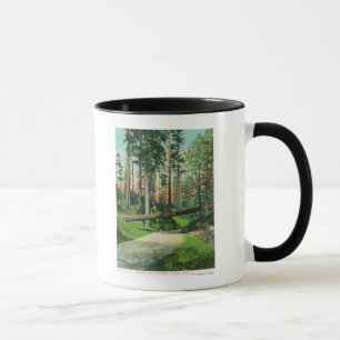 Tasse Un arbre tombé sur la scène du parc Woodland