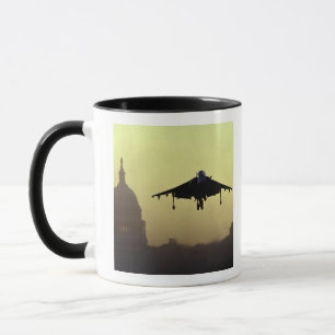 Tasse Un atterrissage de jet de harrier sur le mail à