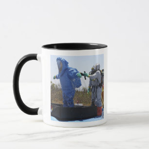Tasse Un aviateur se tient dans un baquet