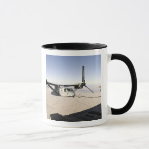 Tasse Un balbuzard MV-22 réapprovisionne en combustible