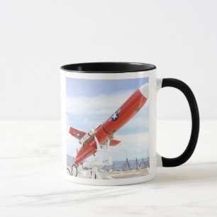 Tasse Un bourdon de BQM-74E Chukar prêt pour le