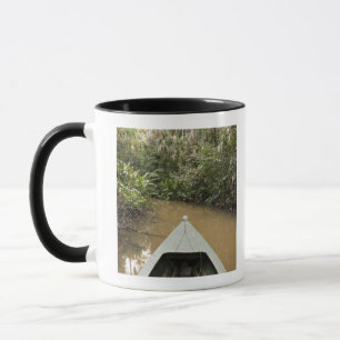 Tasse Un canoë en bois fait en arbre d'Eucylptus flotte