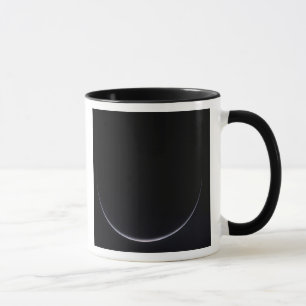 Tasse Un croissant soleil-illuminé de la terre