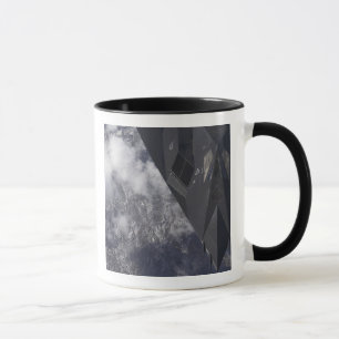 Tasse Un F-117A Nighthawk survole la montagne