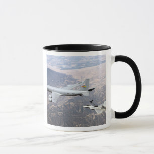 Tasse Un F-22 Raptor reçoit le carburant d'un KC-135