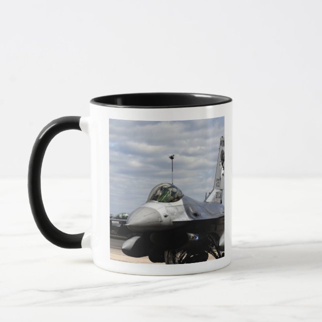 Tasse Un Faucon de combat F-16 (Gauche)