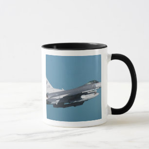 Tasse Un faucon F-16 de combat en vol