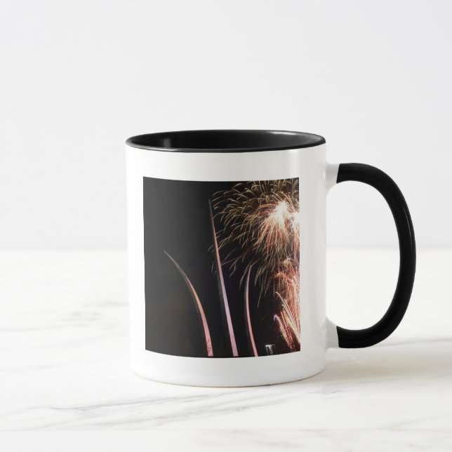 Tasse Un feu d'artifice illumine le mémorial de la Force (Droite)