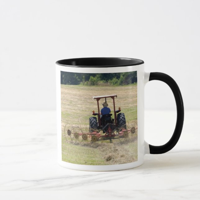 Tasse Un jeune garçon conduisant une moisson de tracteur (Droite)